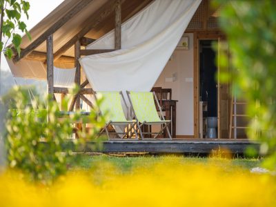 kolpa-resort-glaming-amber-exterior-terrace-sunbeds