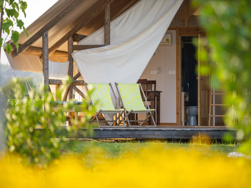 kolpa-resort-glaming-amber-exterior-terrace-sunbeds