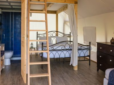 kolpa-resort-glaming-amber-interior-bathroom-and-bed