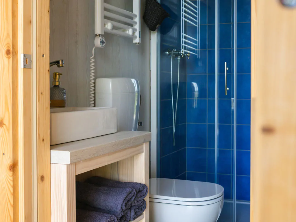 kolpa-resort-glaming-amber-interior-bathroom