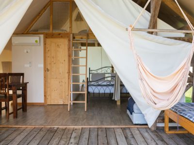 kolpa-resort-glaming-amber-interior-bed-view