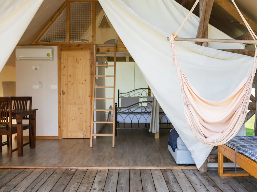 kolpa-resort-glaming-amber-interior-bed-view