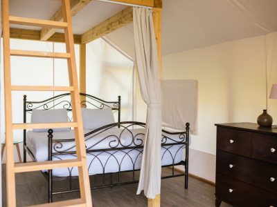 kolpa-resort-glaming-amber-interior-double-bed-view