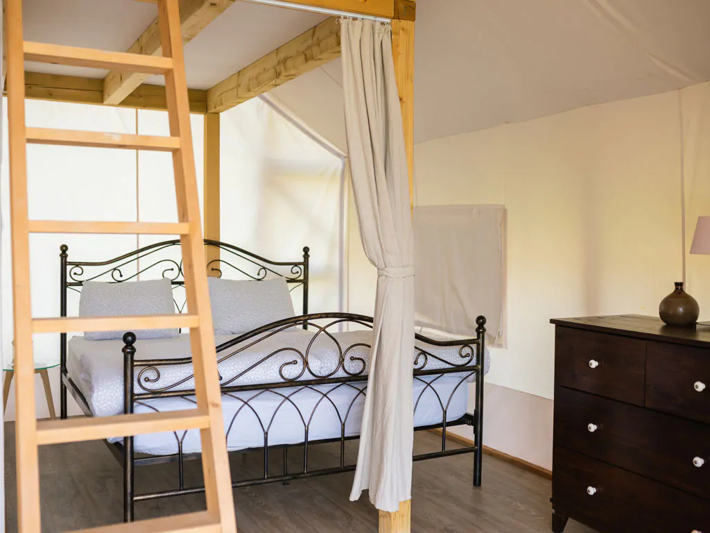 kolpa-resort-glaming-amber-interior-double-bed-view