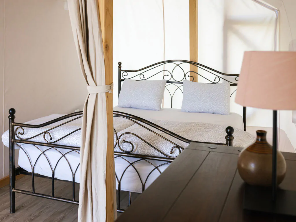 kolpa-resort-glaming-amber-interior-double-bed