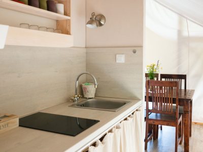 kolpa-resort-glaming-amber-interior-kitchen