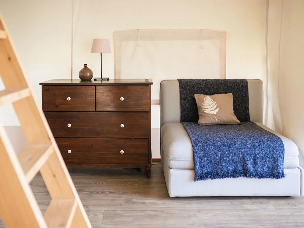 kolpa-resort-glaming-amber-interior-sofa-bed