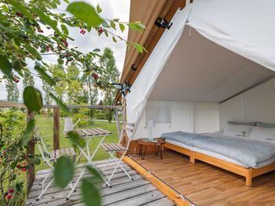 kolpa-resort-glaming-chokeberry-exterior-terrace