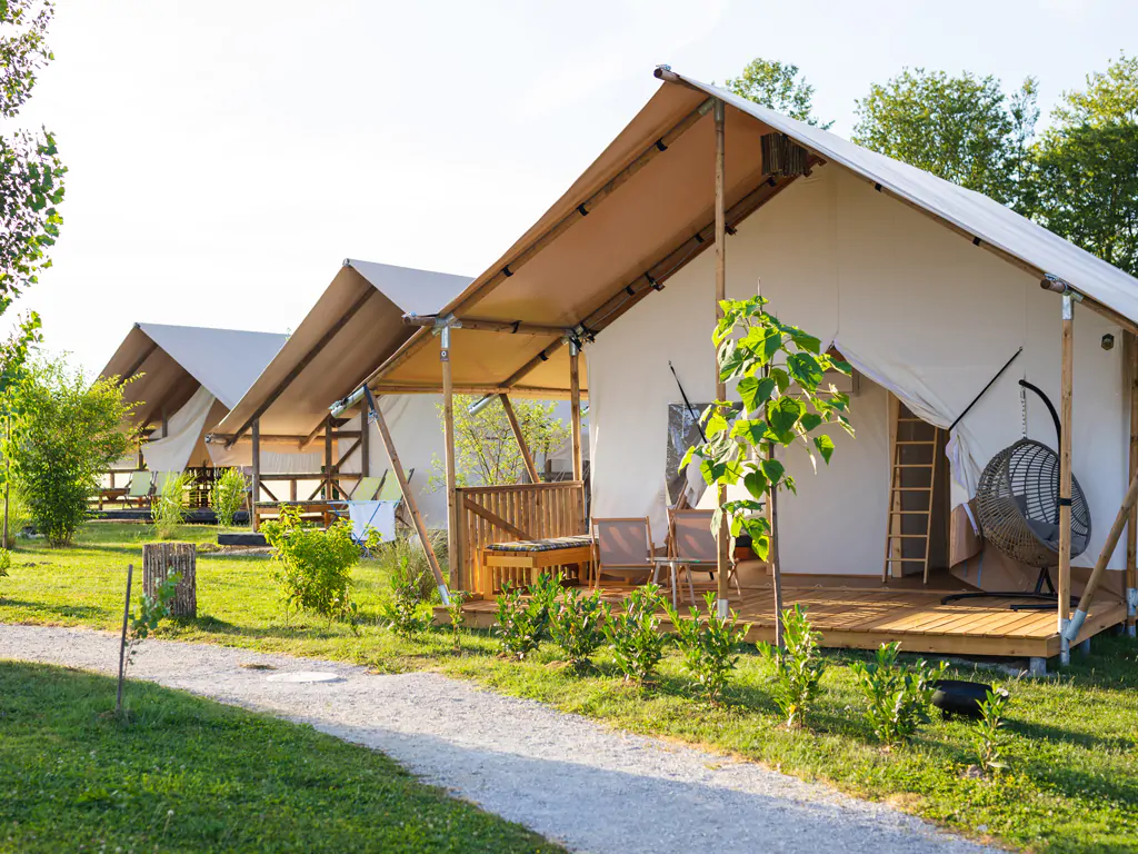 kolpa-resort-glaming-exterior-amber-front-view-ii