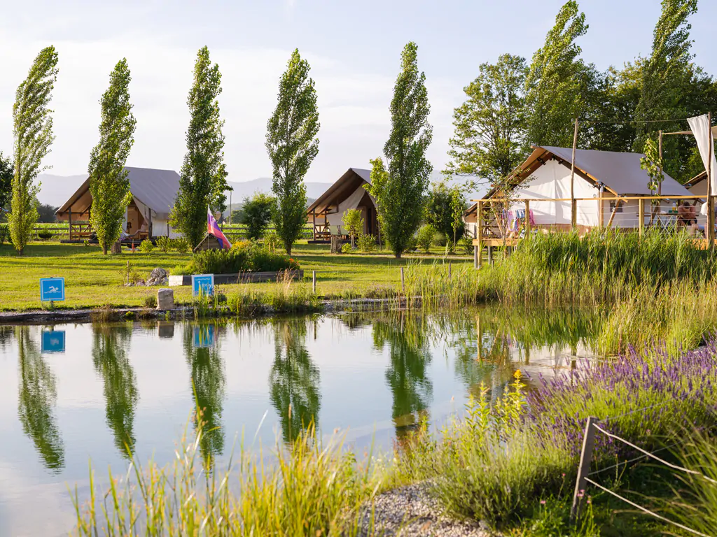 kolpa-resort-glaming-exterior-camp-overview-ii