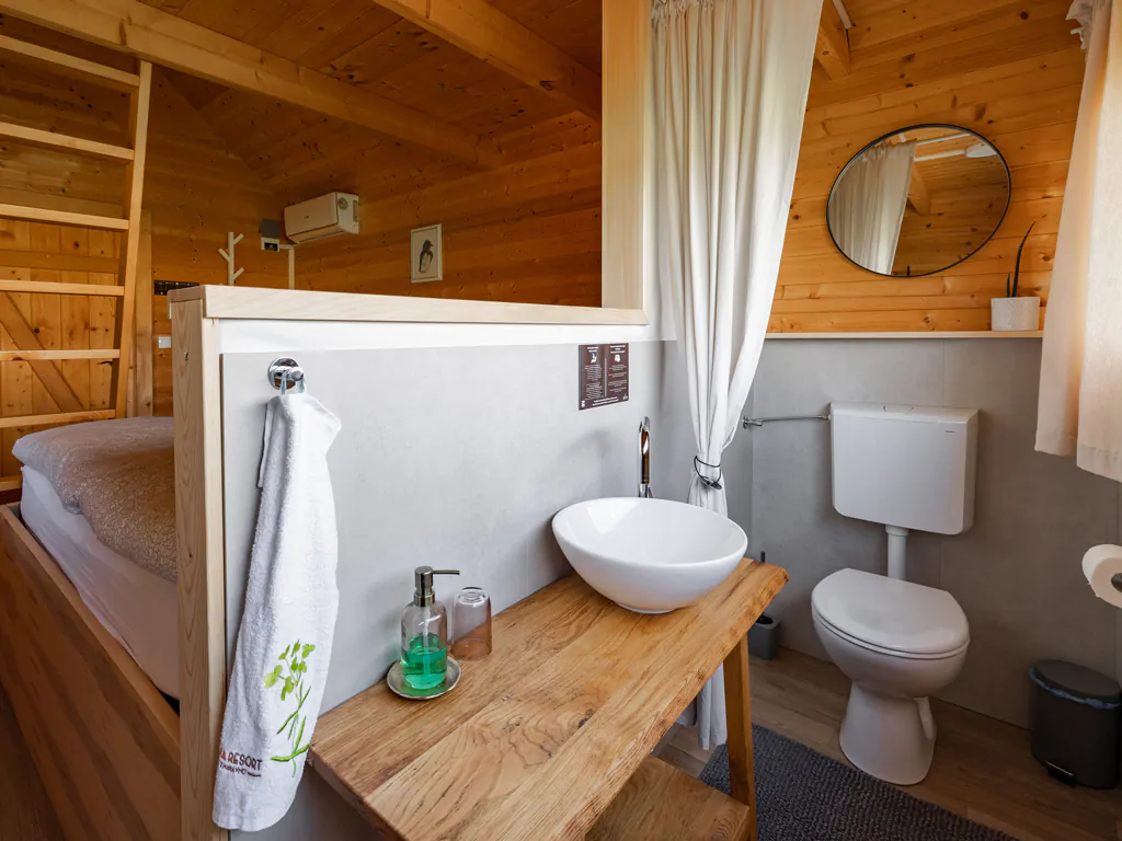 kolpa-resort-glaming-exterior-glamping-chalet-his-bathroom