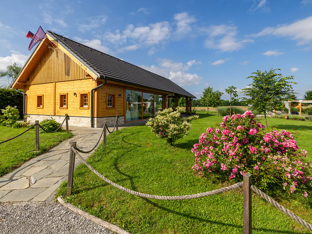 kolpa-resort-glaming-exterior-reception