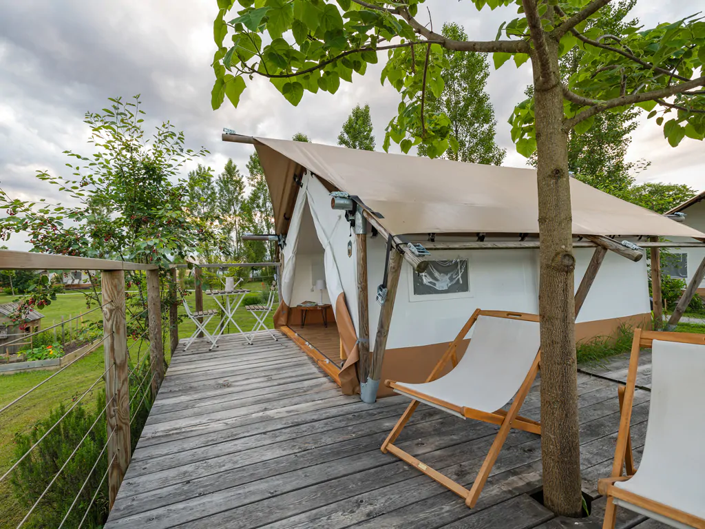 kolpa-resort-glaming-exterior-chokeberry-front-view