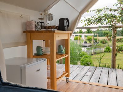 kolpa-resort-glaming-interior-choke-berry-kitchen
