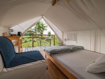 kolpa-resort-glaming-interior-chokeberry-double-bed