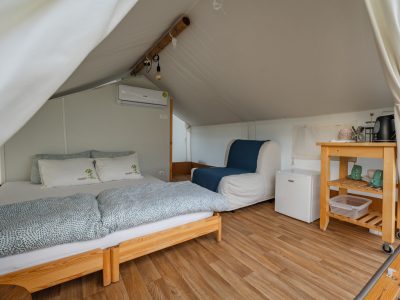 kolpa-resort-glaming-interior-chokeberry-living-room