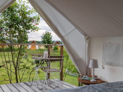 kolpa-resort-glaming-interior-chokeberry-terrace-chairs