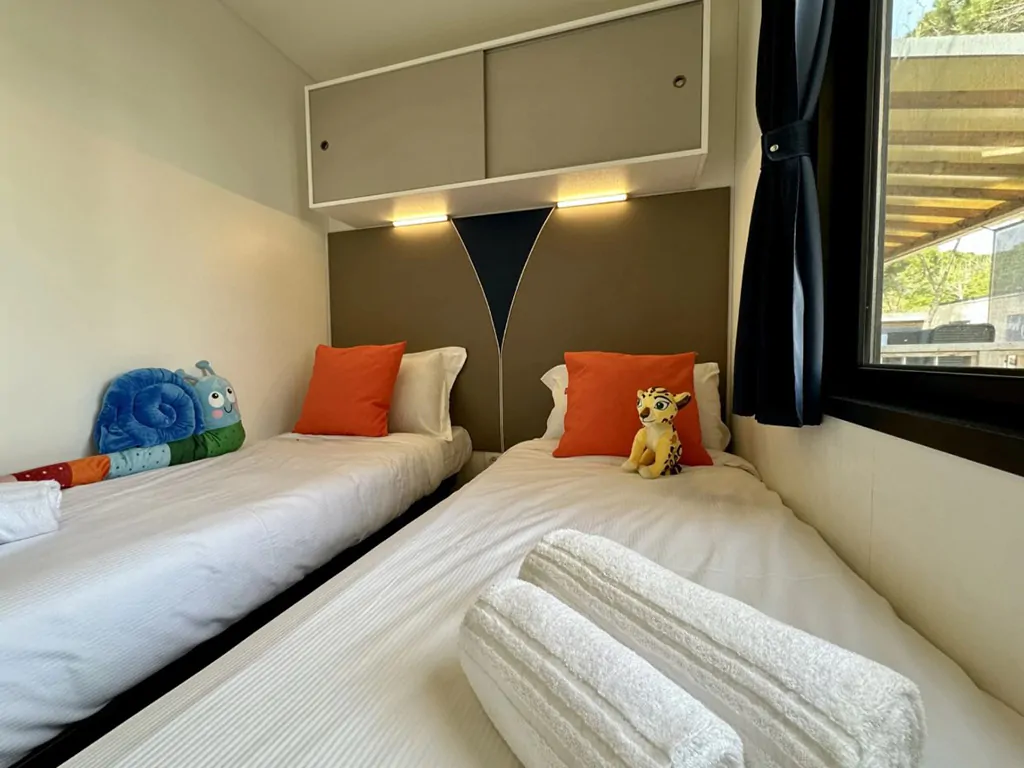 mobile-home-estivo-premium-deluxe-interior-bedroom-single-beds-i