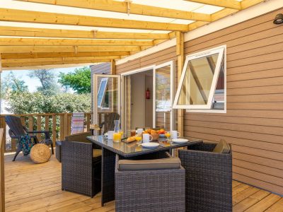 camping-simuni-premium-lounge-six-persons-exterior-terrace-table