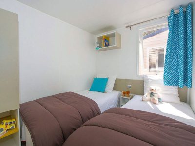 camping-simuni-premium-lounge-six-persons-interior-bedroom-singlebeds