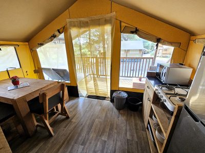 amadria-park-trogir-glamping-kalahari-living-room-kitchen