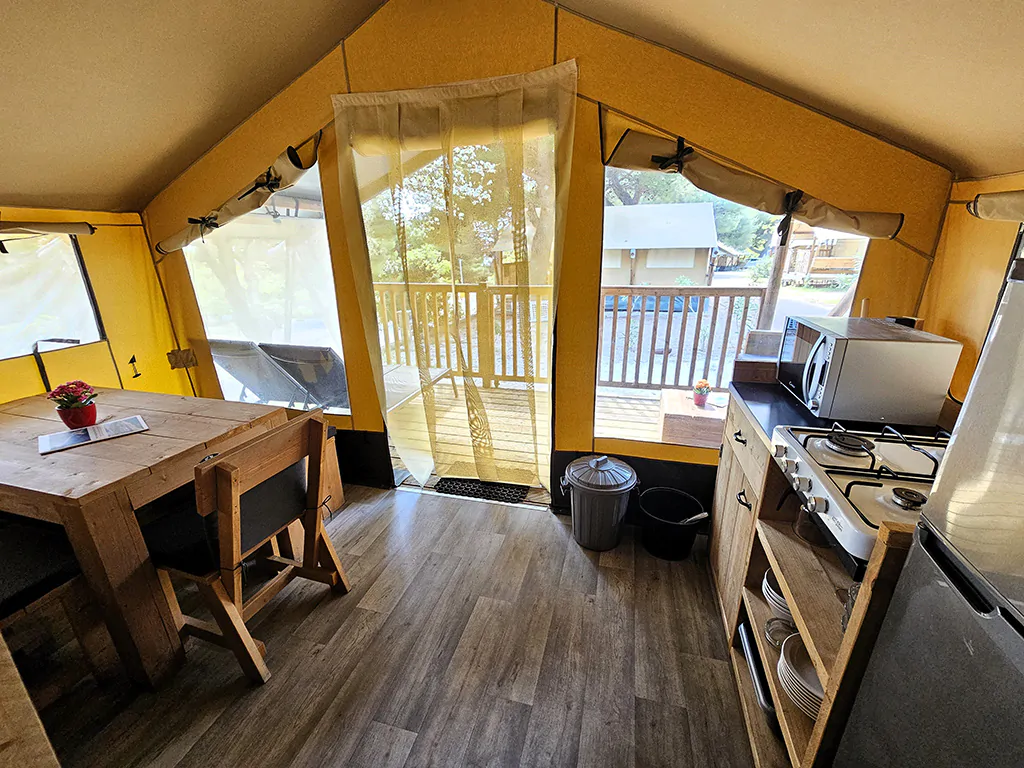 amadria-park-trogir-glamping-kalahari-living-room-kitchen