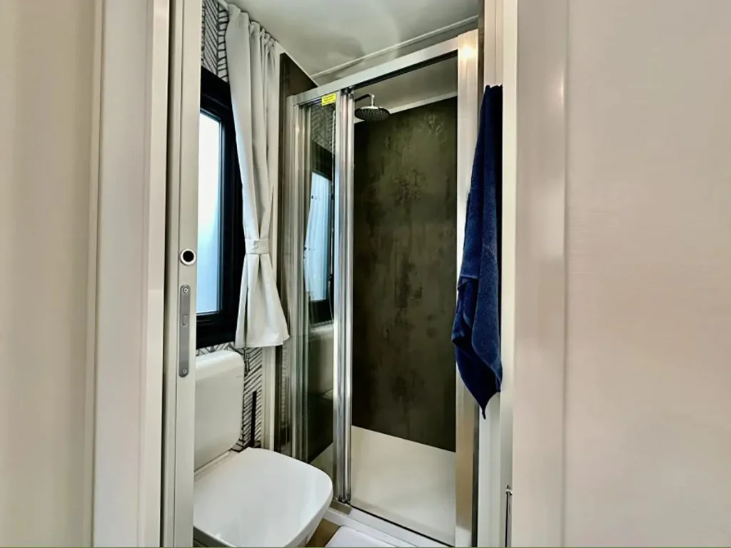 camping-del-sole-mobile-home-estivo-premium-deluxe-interior-bathroom
