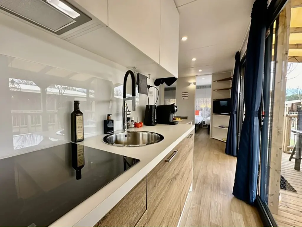 camping-del-sole-mobile-home-estivo-premium-deluxe-interior-kitchen