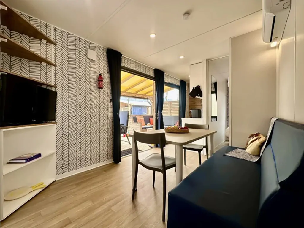 camping-del-sole-mobile-home-estivo-premium-deluxe-interior-living-room