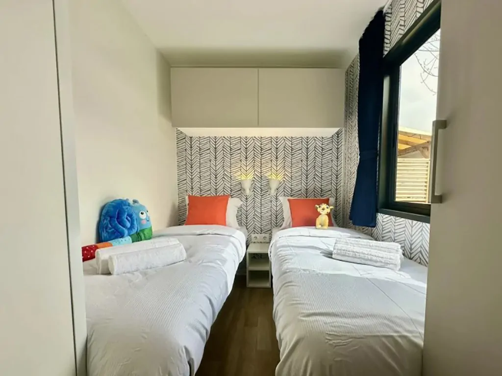 camping-del-sole-mobile-home-estivo-premium-deluxe-interior-single-beds