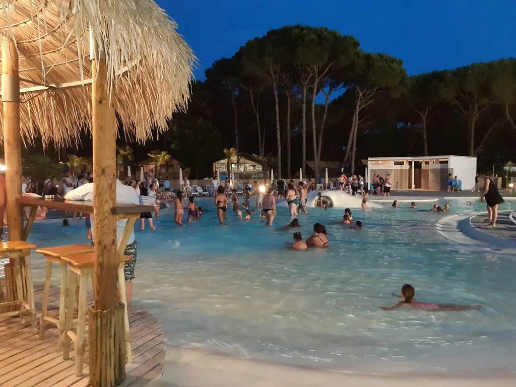 camping-malibu-beach-outdoor-pool-by-night-i