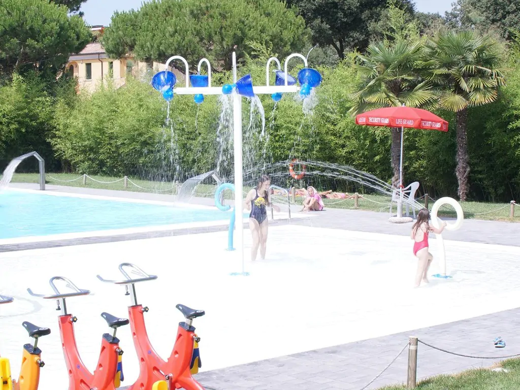 camping-malibu-beach-outdoor-pool-fun-for-kids
