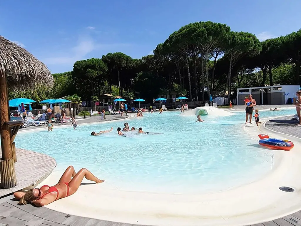camping-malibu-beach-outdoor-pool
