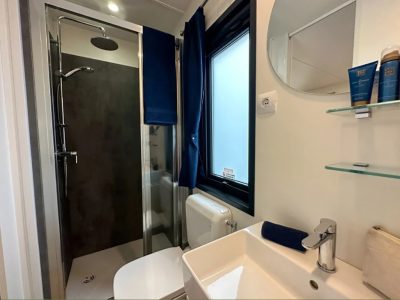 camping-malibu-mobile-home-interior-bathroom-ii
