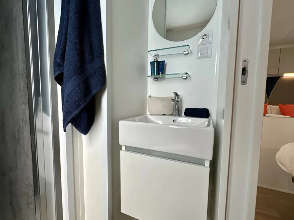 camping-malibu-mobile-home-interior-bathroom
