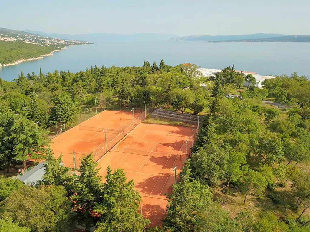 campsite-kacjak-tennis-court