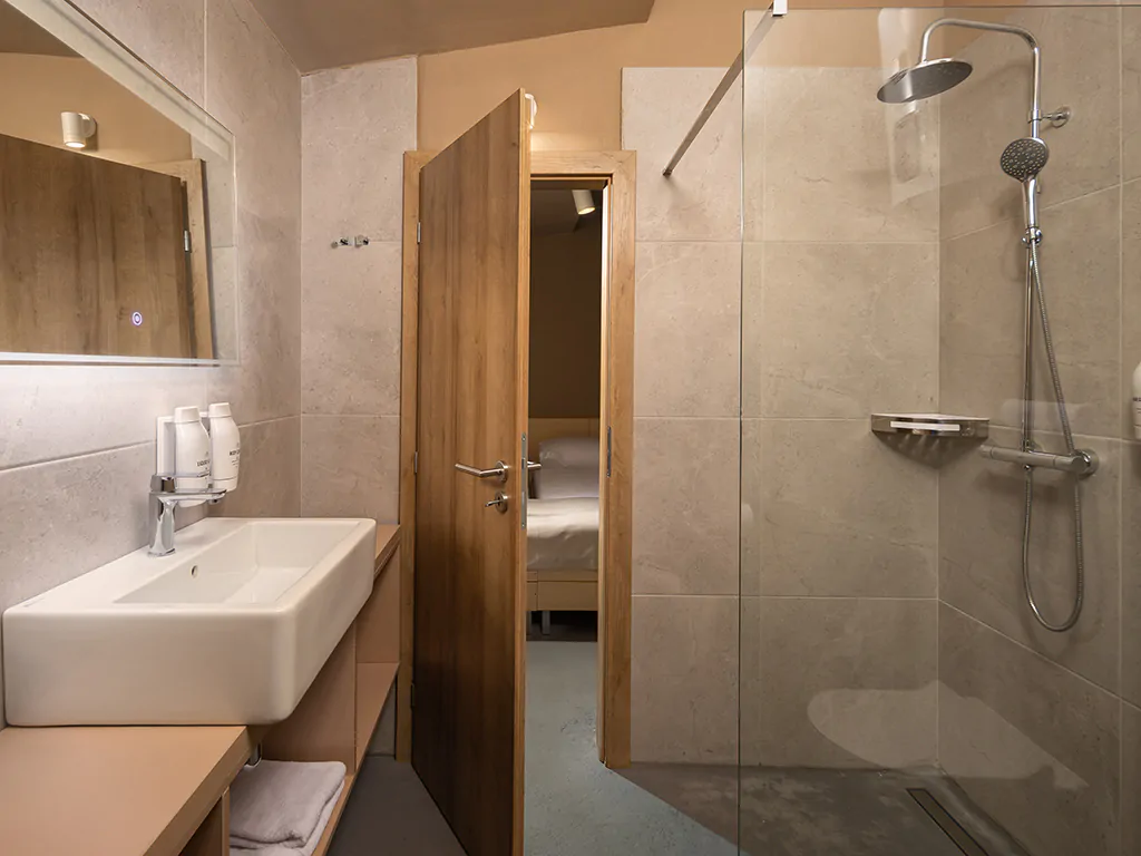 campsite-kacjak-holiday-home-bathroom-2