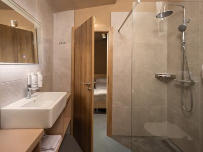 campsite-kacjak-holiday-home-bathroom