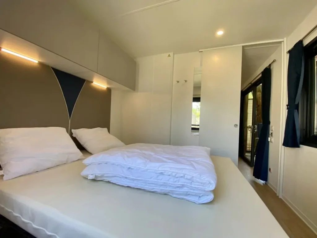 campsite-pra-delle-torri-estivo-premium-elegante-interior-double-bed