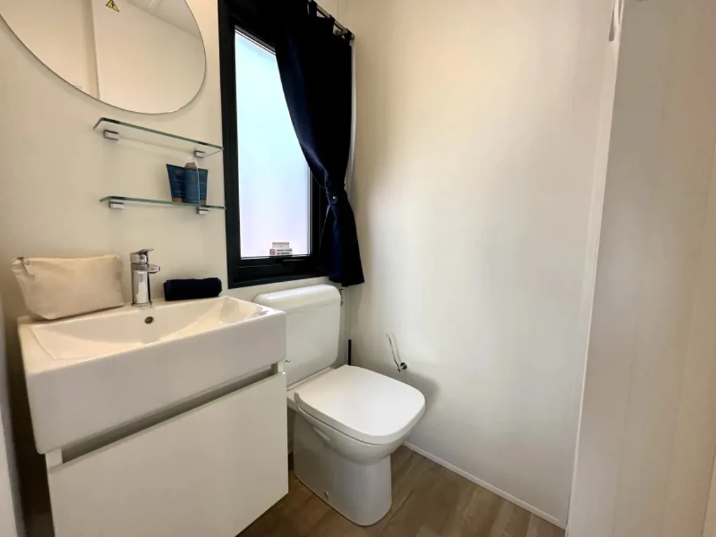 campsite-pra-delle-torri-estivo-premium-plus-interior-bathroom-ii-2