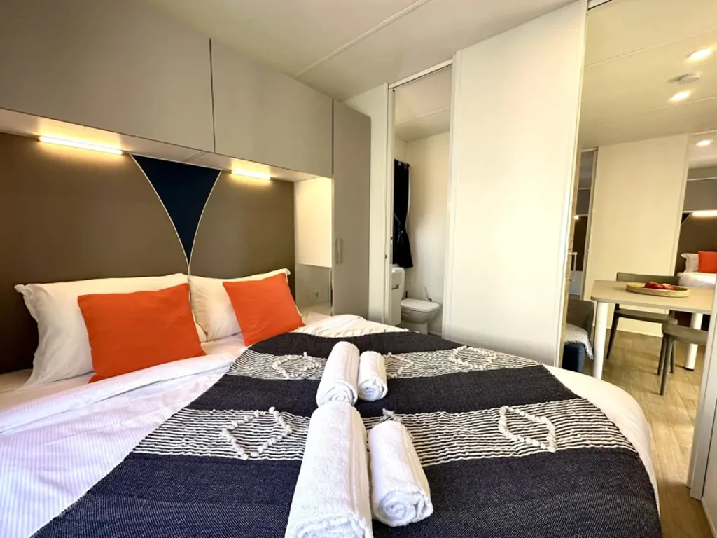 campsite-pra-delle-torri-estivo-premium-plus-interior-double-bed-2
