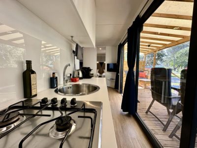 campsite-pra-delle-torri-estivo-premium-plus-interior-kitchen-2