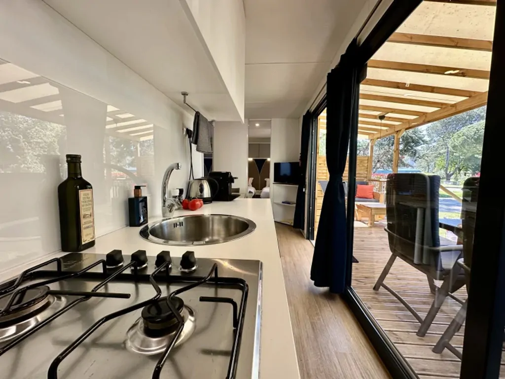 campsite-pra-delle-torri-estivo-premium-plus-interior-kitchen-2