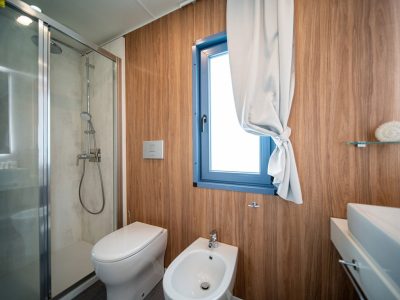 centro-vacanze-villaggio-san-francesco-mobile-home-lodge-deluxe-sea-view-interior-bathroom