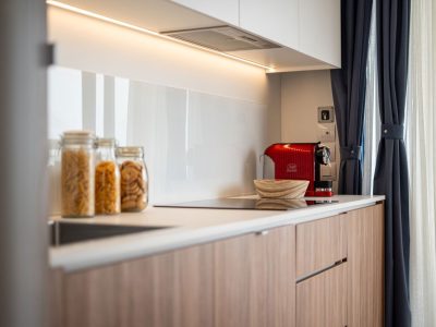 centro-vacanze-villaggio-san-francesco-mobile-home-lodge-deluxe-sea-view-interior-kitchen