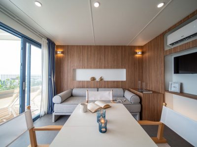centro-vacanze-villaggio-san-francesco-mobile-home-lodge-deluxe-sea-view-interior-living-room