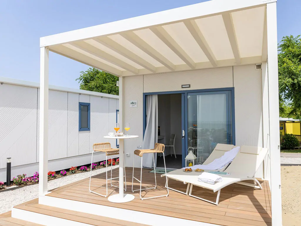 centro-vacanze-villaggio-san-francesco-mobile-home-lodge-deluxe-suite-sea-view-exterior-terrace