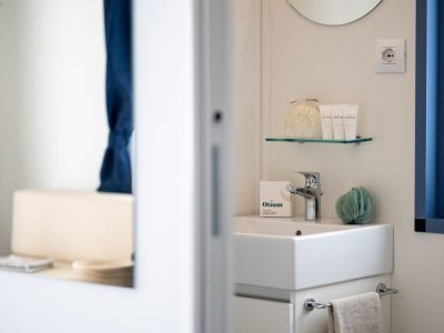 centro-vacanze-villaggio-san-francesco-mobile-home-lodge-deluxe-suite-sea-view-interior-bathroom