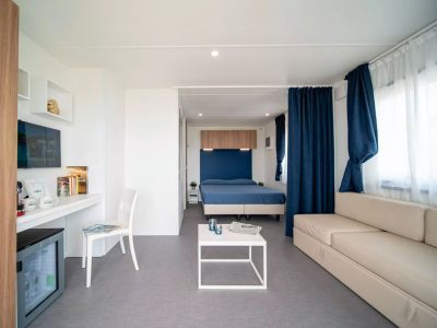 centro-vacanze-villaggio-san-francesco-mobile-home-lodge-deluxe-suite-sea-view-interior-bedroom