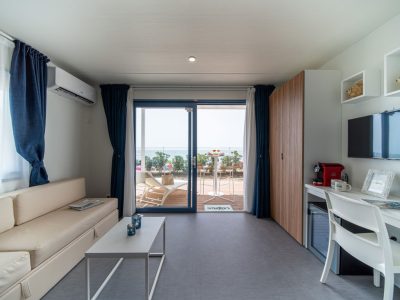 centro-vacanze-villaggio-san-francesco-mobile-home-lodge-deluxe-suite-sea-view-interior-living-area